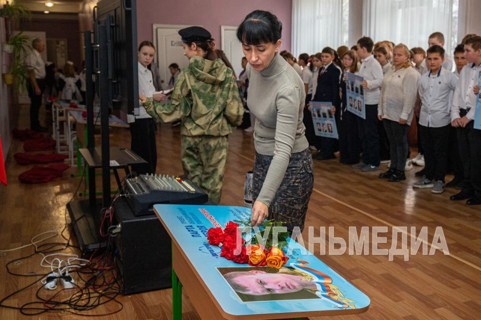 В школе села Валуйское открыли восемь парт Героев В школе села Валуйское открыли восемь парт Героев