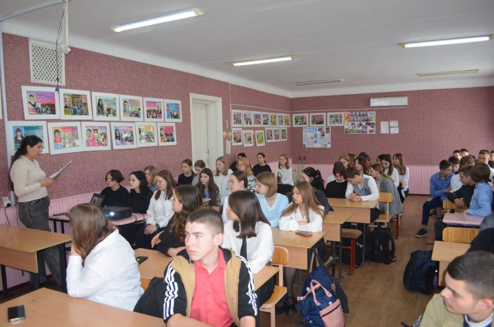 В Лутугинской школе №2 прошли уроки по финансовой грамотности в рамках всероссийской эстафеты «Мои финансы» В Лутугинской школе №2 прошли уроки по финансовой грамотности в рамках всероссийской эстафеты «Мои финансы»