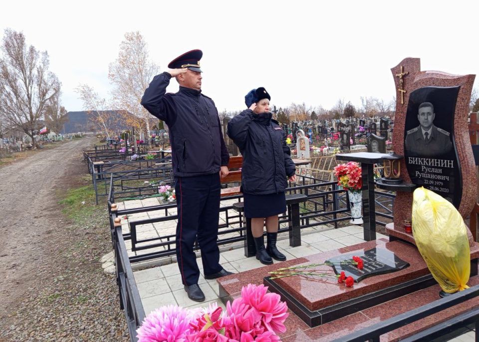 В Ровеньках сотрудники полиции почтили память погибших коллег – Руслана Биккинина и Сергея Чумакова