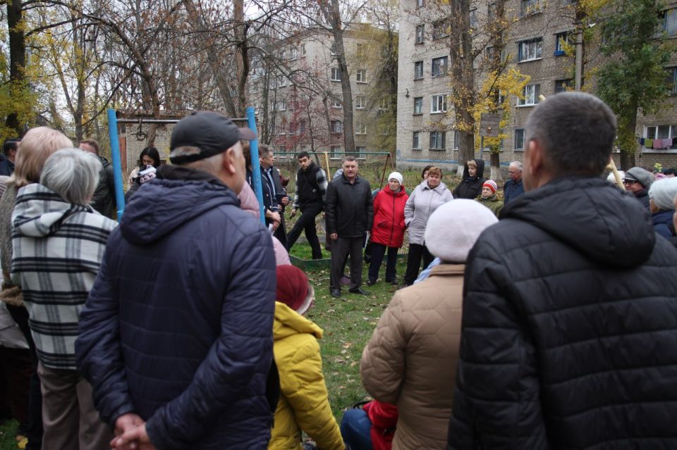 «Муниципальный диалог»: Луганские единороссы встретились с жителями квартала Пролетариата Донбасса «Муниципальный диалог»: Луганские единороссы встретились с жителями квартала Пролетариата Донбасса
