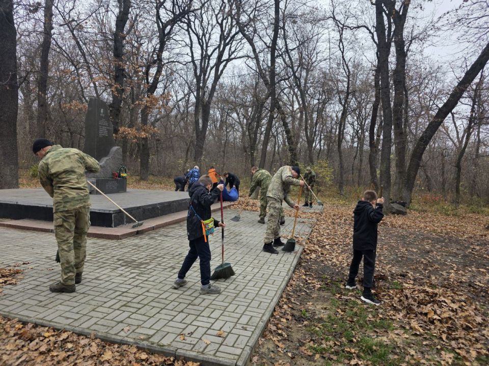 Воспитанники Ровеньковского центра детского, юношеского туризма и краеведения совместно с представителями Росгвардии приняли участие в субботнике на территории Гремучего леса Воспитанники Ровеньковского центра детского, юношеского туризма и краеведения совместно с представителями Росгвардии приняли участие в субботнике на территории Гремучего леса