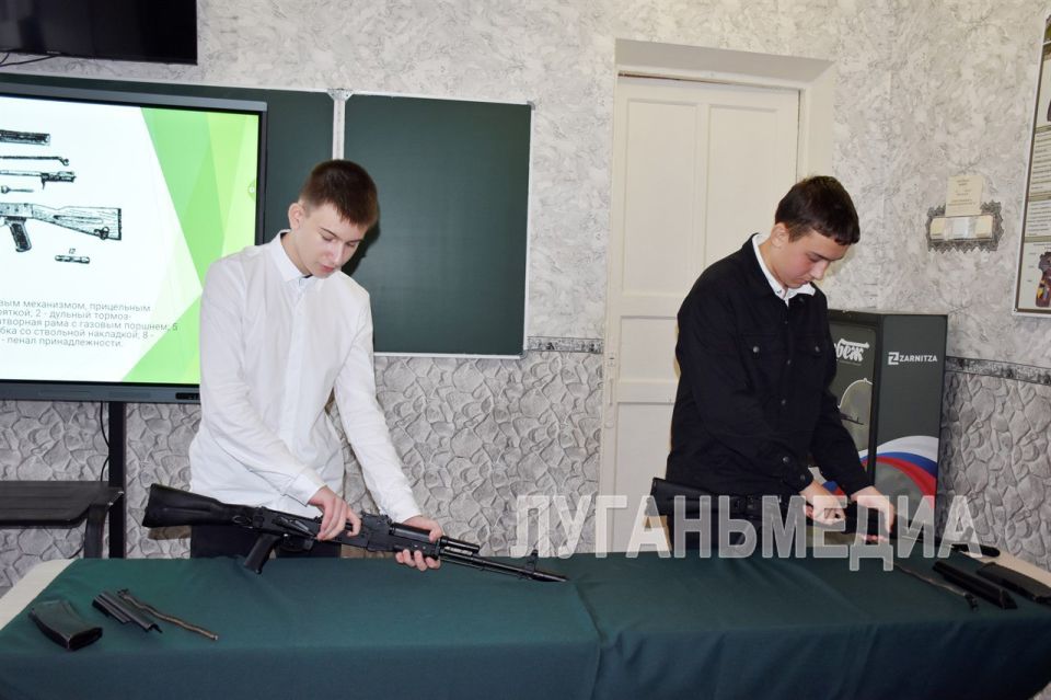 В Краснолучской школе № 20 изучают Основы безопасности и защиты Родины (ОБЗР) с помощью нового оборудования В Краснолучской школе № 20 изучают Основы безопасности и защиты Родины (ОБЗР) с помощью нового оборудования