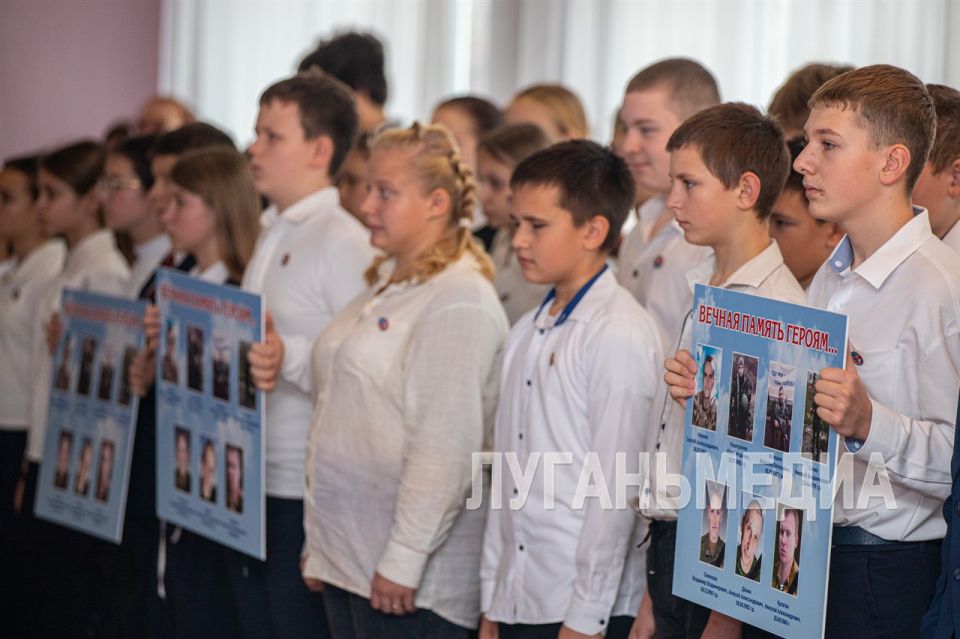 В школе села Валуйское открыли восемь парт Героев В школе села Валуйское открыли восемь парт Героев