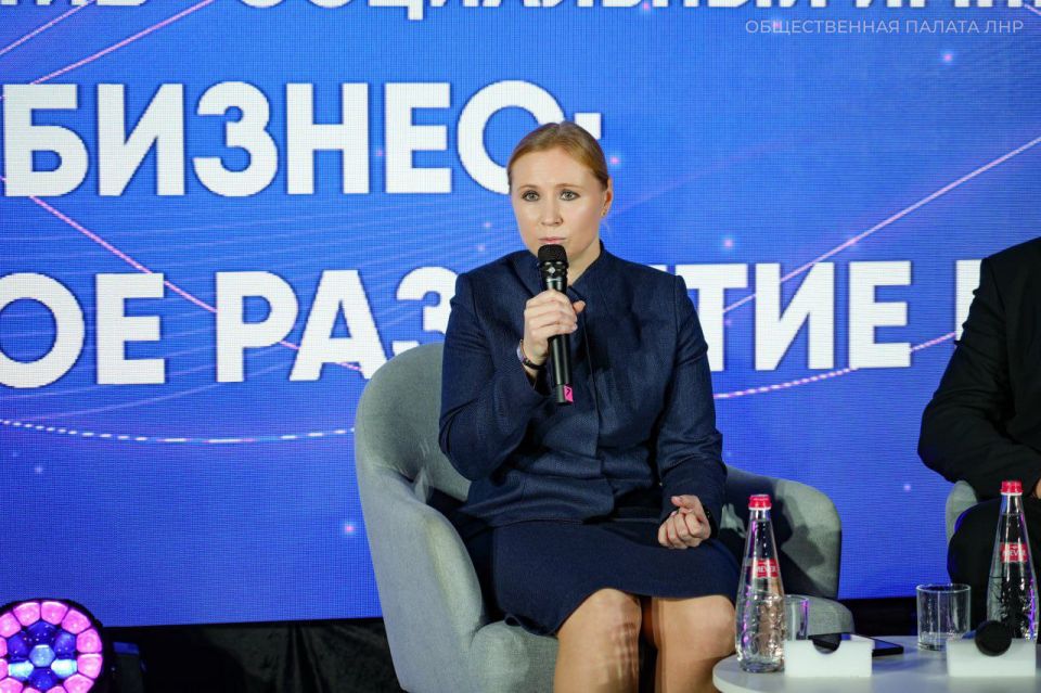 После торжественного открытия форума стартовала пленарная сессия «Гражданское общество — основа развития Луганска» После торжественного открытия форума стартовала пленарная сессия «Гражданское общество — основа развития Луганска»