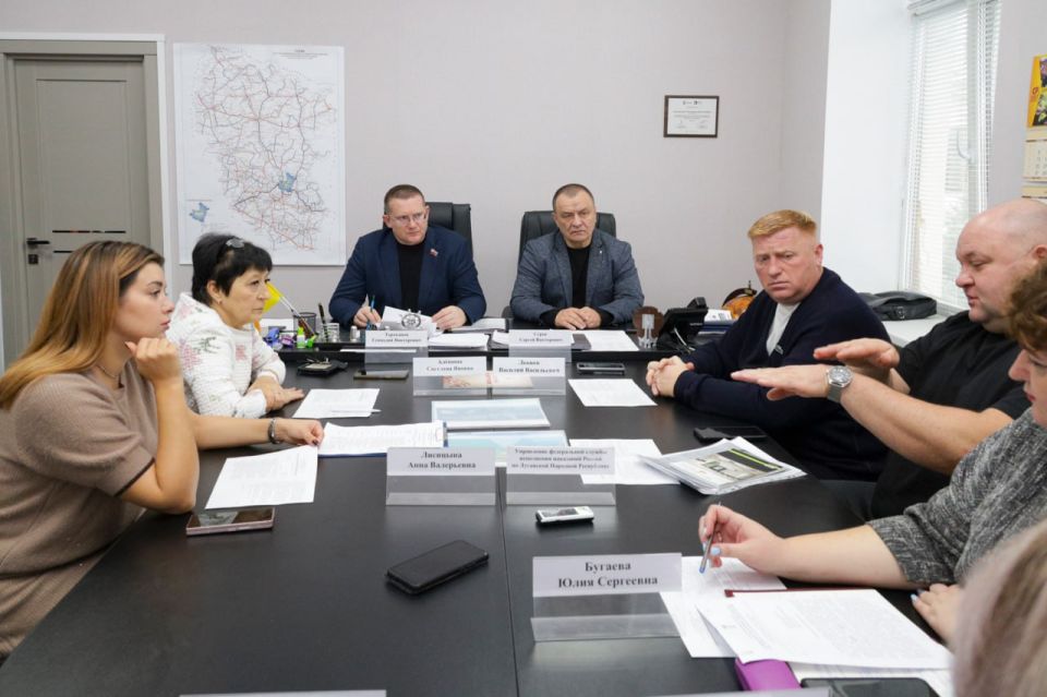 В Комитете по инфраструктуре обсудили проблемные вопросы в сфере благоустройства территории Каменобродского района Луганска В Комитете по инфраструктуре обсудили проблемные вопросы в сфере благоустройства территории Каменобродского района Луганска
