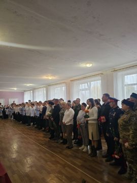 Галина Дуброва: Вместе с депутатом Станично-Луганского муниципального округа Сергеем Кулагиным приняли участие в открытии парт героев в Станично-Луганском воспитательном комплексе с.Валуйское