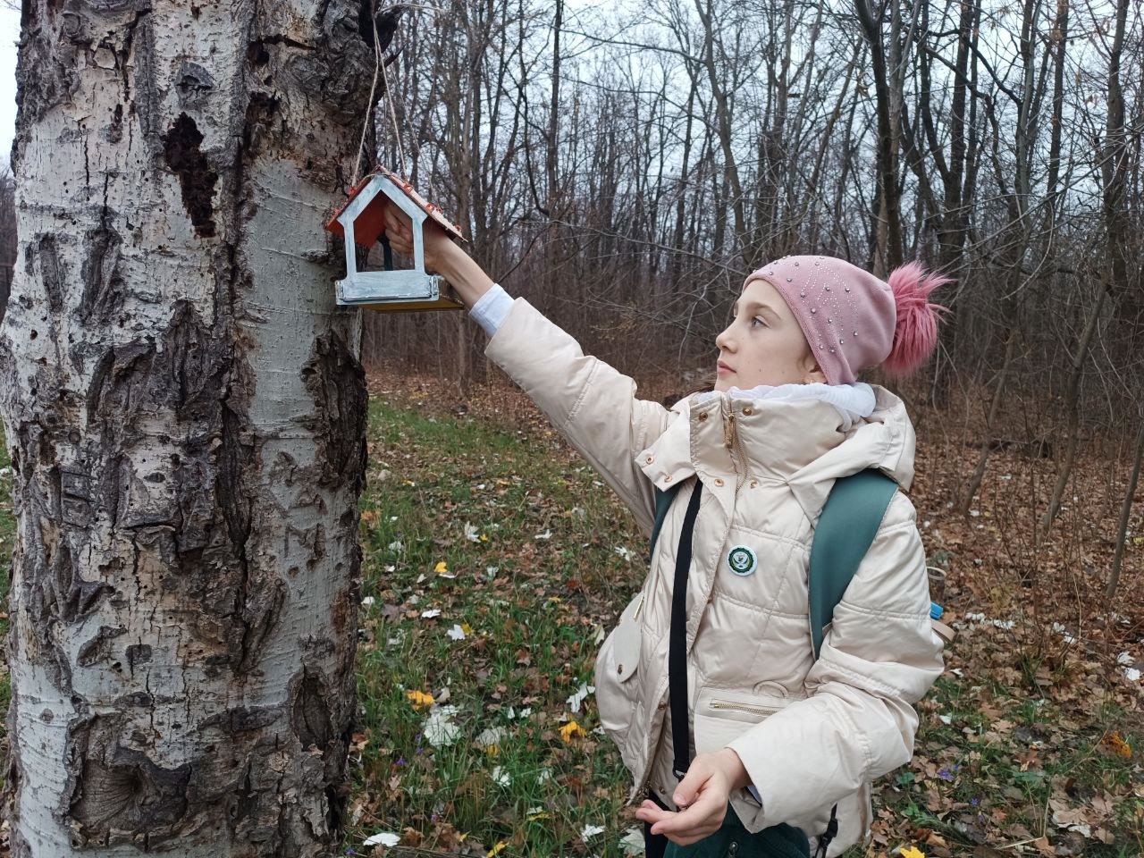 В Синичкин день сотрудники Минприроды ЛНР совместно с участниками школьного лесничества развесили кормушки для зимующих птиц В Синичкин день сотрудники Минприроды ЛНР совместно с участниками школьного лесничества развесили кормушки для зимующих птиц