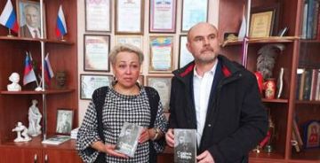 Часть тиража дебютной книги луганского врача-кардиолога Виталия Ковалева «Старик и зверь» передана в Луганскую Республиканскую универсальную научную библиотеку имени Горького