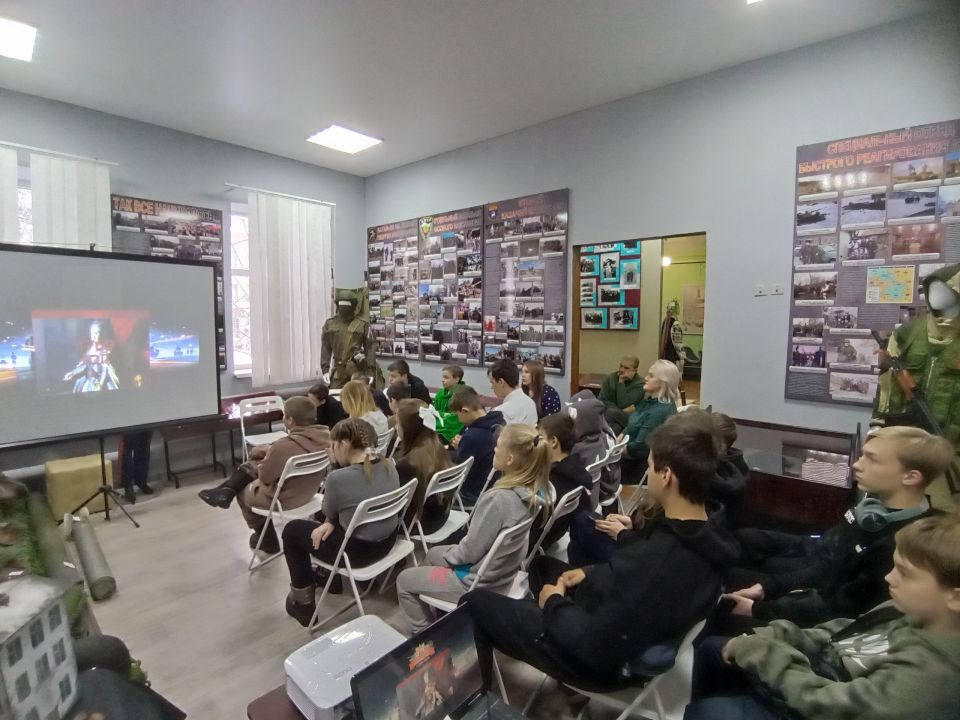 Сегодня, в рамках патриотического воспитания подрастающего поколения, в музее истории города Ровеньки была проведена акция «Мы едины, значит мы непобедимы. Наша Родина – Россия!» Сегодня, в рамках патриотического воспитания подрастающего поколения, в музее истории города Ровеньки была проведена акция «Мы едины, значит мы непобедимы. Наша Родина – Россия!»
