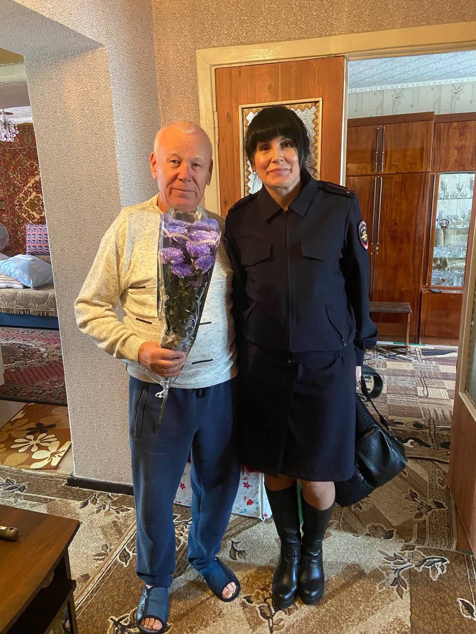 111Руководитель ОМВД России «Рубежанский» вручил стражам правопорядка грамоты и благодарности по случаю профессионального праздника 111Руководитель ОМВД России «Рубежанский» вручил стражам правопорядка грамоты и благодарности по случаю профессионального праздника