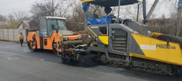 Специалисты ООО «СтройВсе» приступили к укладке асфальтового покрытия на улице Октябрьской