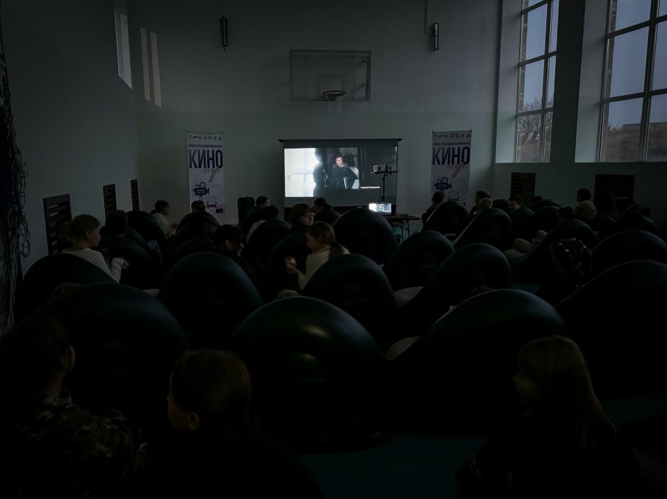 Кино много не бывает!. В посёлке Малониколаевка прошёл очередной выездной показ в рамках проекта передвижного кинотеатра «КиноТУР», реализуемого при поддержке Росмолодёжь.Гранты Кино много не бывает!. В посёлке Малониколаевка прошёл очередной выездной показ в рамках проекта передвижного кинотеатра «КиноТУР», реализуемого при поддержке Росмолодёжь.Гранты