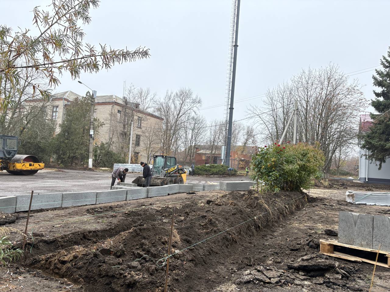 В поселке Металлист стартовали работы по благоустройству прилегающей территории к Дому культуры В поселке Металлист стартовали работы по благоустройству прилегающей территории к Дому культуры
