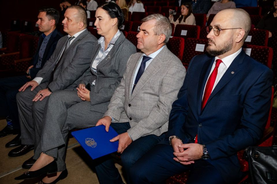 В 184-годовщину Сбербанка лучшие сотрудники из ЛНР получили почетные награды В 184-годовщину Сбербанка лучшие сотрудники из ЛНР получили почетные награды