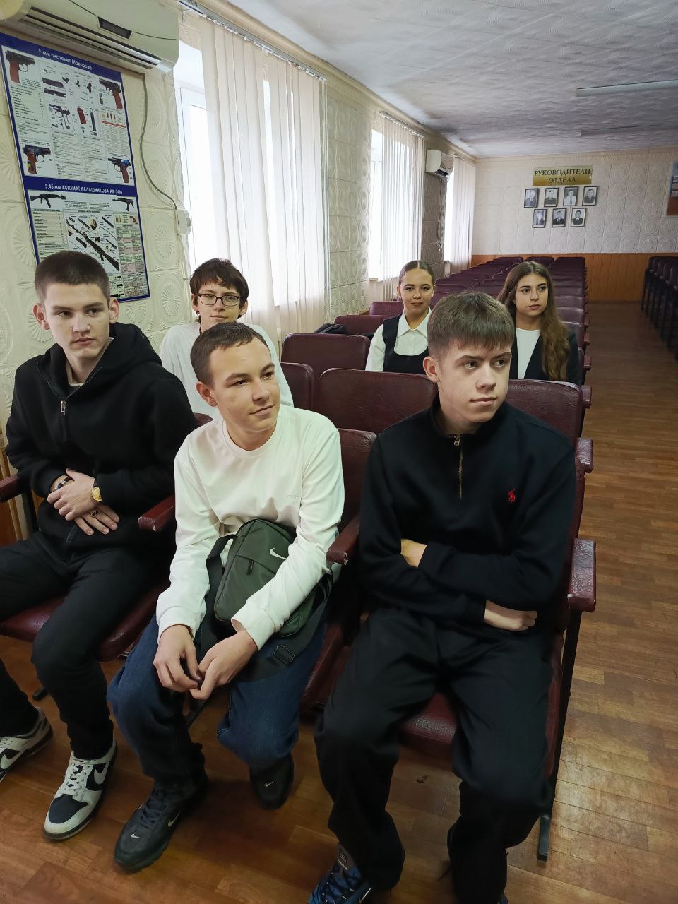 Ученики Ровеньковской школы №6 им. О.В. Анащенко, при активной поддержке местного отделения Республиканского центра занятости, совершили познавательный визит в ОМВД России "Ровеньковский" , главной целью которого стала... Ученики Ровеньковской школы №6 им. О.В. Анащенко, при активной поддержке местного отделения Республиканского центра занятости, совершили познавательный визит в ОМВД России "Ровеньковский" , главной целью которого стала...