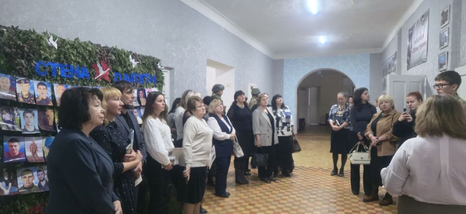 Сегодня в Ясеновской гимназии им.Ю.В.Стеценко педагогический коллектив презентовал свой сборник, в котором раскрыта тема реализации сетевого взаимодействия Сегодня в Ясеновской гимназии им.Ю.В.Стеценко педагогический коллектив презентовал свой сборник, в котором раскрыта тема реализации сетевого взаимодействия