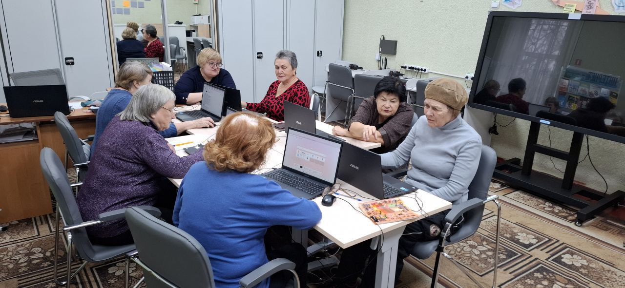В Краснолучской центральной городской библиотеке им. Н.К. Крупской продолжаются занятия по компьютерной грамотности для слушателей Университета третьего возраста