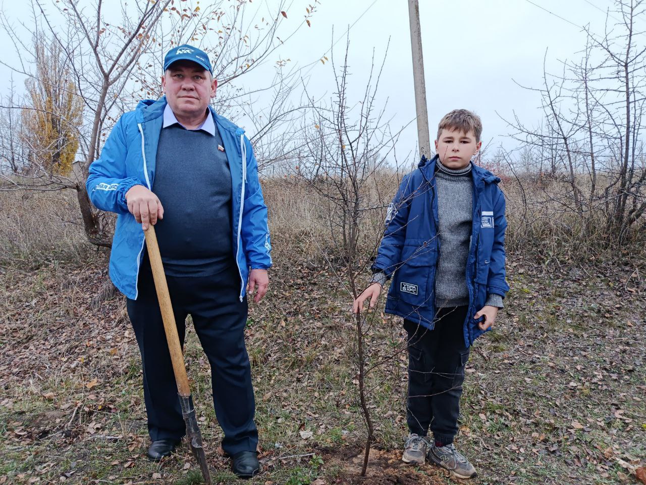 Единороссы помогают в озеленении родной республики Единороссы помогают в озеленении родной республики