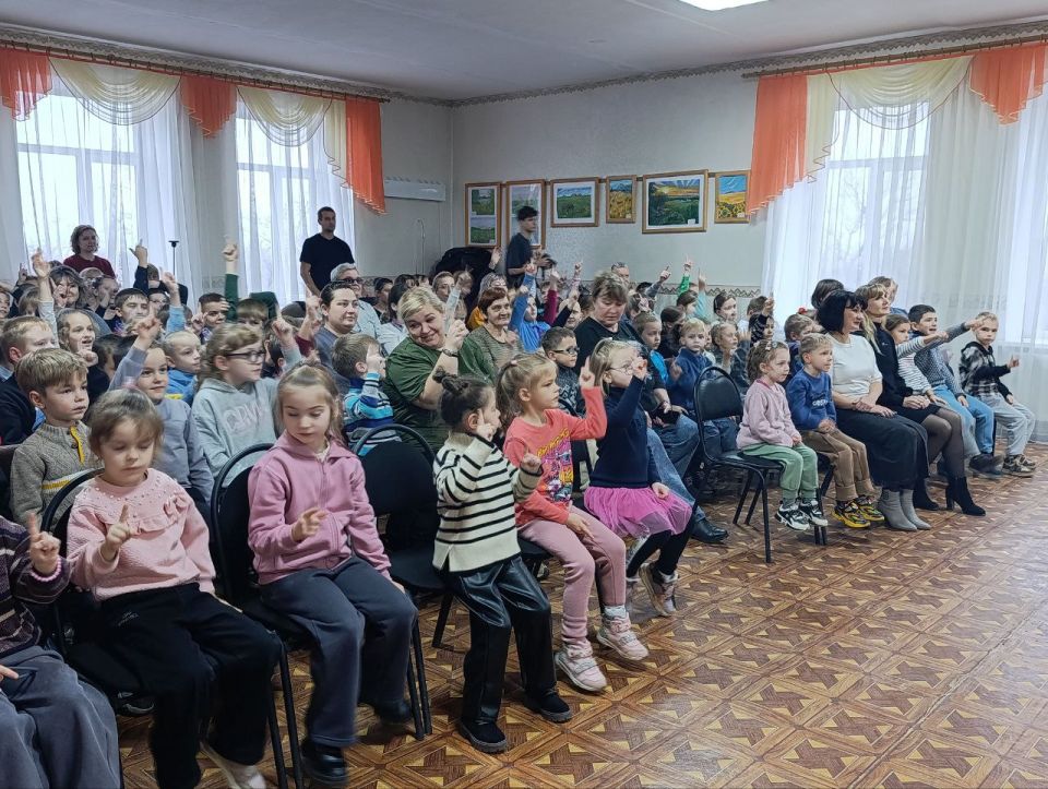 Мэтры Луганской филармонии выступили в ДШИ №4 Мэтры Луганской филармонии выступили в ДШИ №4