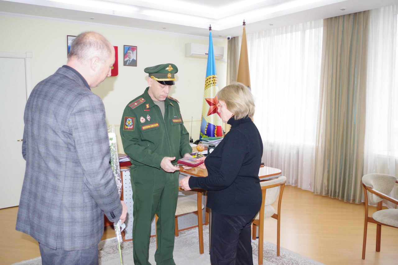 Сегодня вместе с военным комиссаром встретились с родственниками наших земляков, погибших в ходе специальной военной операции, чтобы вручить им государственные награды посмертно Сегодня вместе с военным комиссаром встретились с родственниками наших земляков, погибших в ходе специальной военной операции, чтобы вручить им государственные награды посмертно