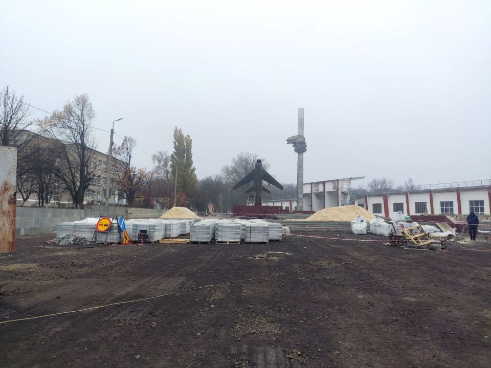 В Ровеньках продолжается реконструкция площади Республики Коми В Ровеньках продолжается реконструкция площади Республики Коми