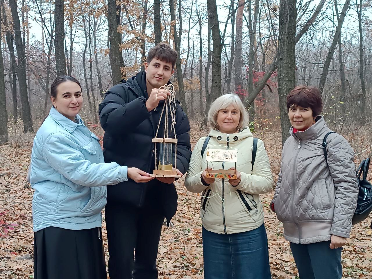 В Синичкин день сотрудники Минприроды ЛНР совместно с участниками школьного лесничества развесили кормушки для зимующих птиц В Синичкин день сотрудники Минприроды ЛНР совместно с участниками школьного лесничества развесили кормушки для зимующих птиц