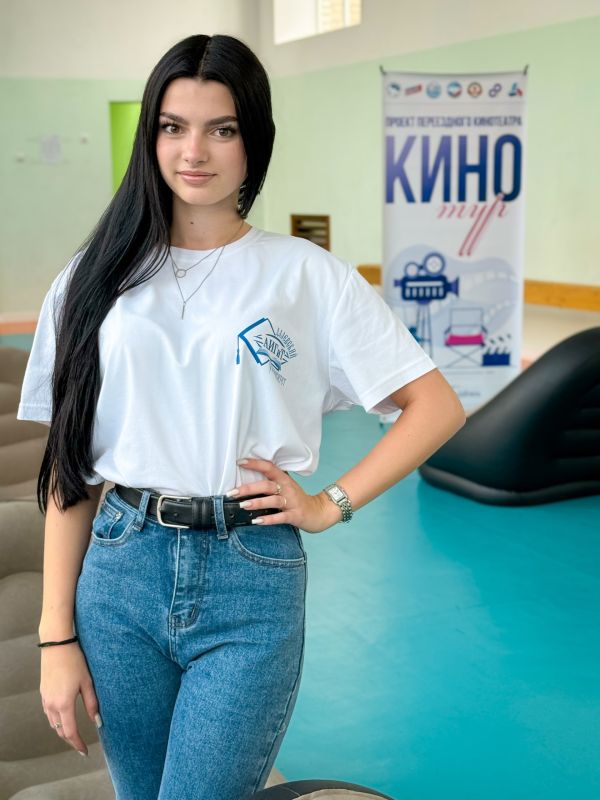 Кино много не бывает!. В посёлке Малониколаевка прошёл очередной выездной показ в рамках проекта передвижного кинотеатра «КиноТУР», реализуемого при поддержке Росмолодёжь.Гранты Кино много не бывает!. В посёлке Малониколаевка прошёл очередной выездной показ в рамках проекта передвижного кинотеатра «КиноТУР», реализуемого при поддержке Росмолодёжь.Гранты