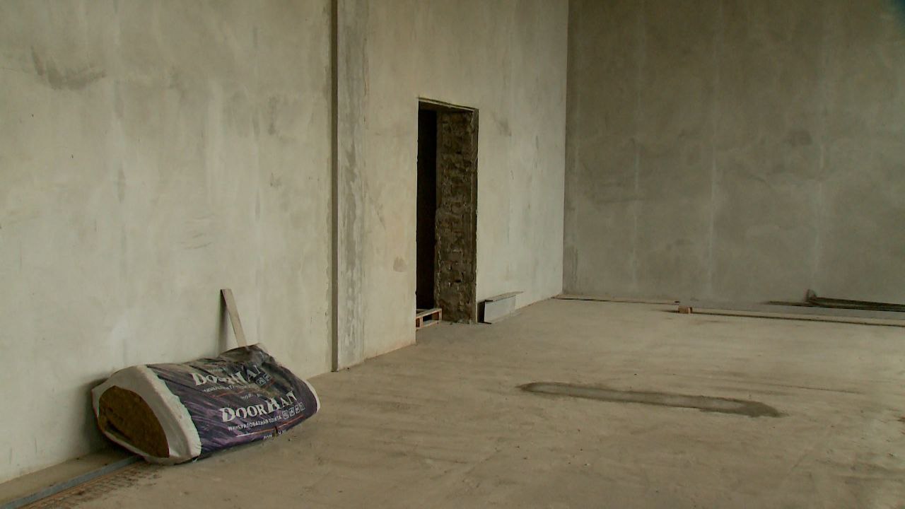 Тюменские строители завершают демонтаж на первом этаже здания ЗАГСа г. Краснодона