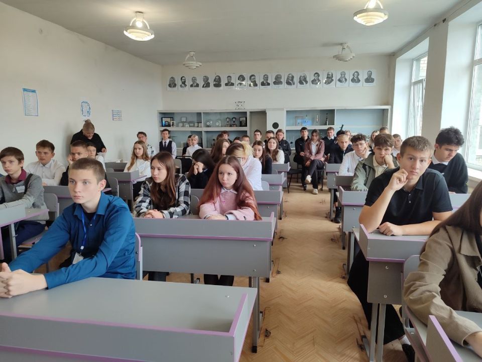 Сотрудники ГБУ ЛНР «МФЦ» провели первое мероприятие проекта «Цифровая грамотность» в стенах учебного заведения «ПСШ № 30 им. Е. Олейникова» Сотрудники ГБУ ЛНР «МФЦ» провели первое мероприятие проекта «Цифровая грамотность» в стенах учебного заведения «ПСШ № 30 им. Е. Олейникова»