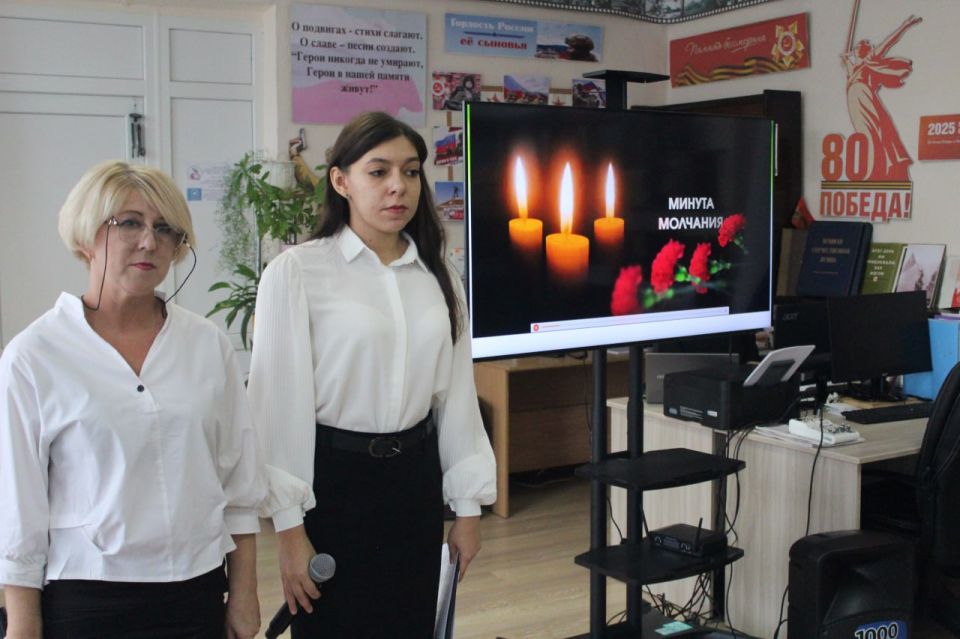 В рамках памятного мероприятия «Без срока давности» в читальном зале библиотеки участники восстановили в памяти хронологию преступлений укронацистов в 2014 году в отношении мирного населения Славяносербского района и... В рамках памятного мероприятия «Без срока давности» в читальном зале библиотеки участники восстановили в памяти хронологию преступлений укронацистов в 2014 году в отношении мирного населения Славяносербского района и...