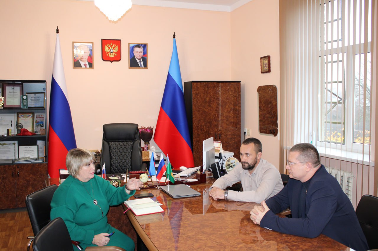 Глава Белокуракинского округа Ольга Кучерявая провела рабочую встречу с депутатом Народного Совета ЛНР Геннадием Таракановым