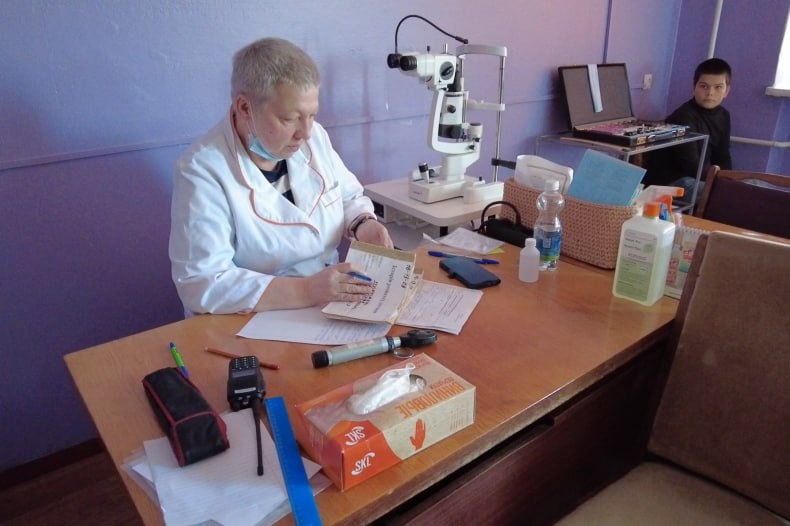 Офтальмолог из Красноярского края осмотрела двух свердловских детей Офтальмолог из Красноярского края осмотрела двух свердловских детей