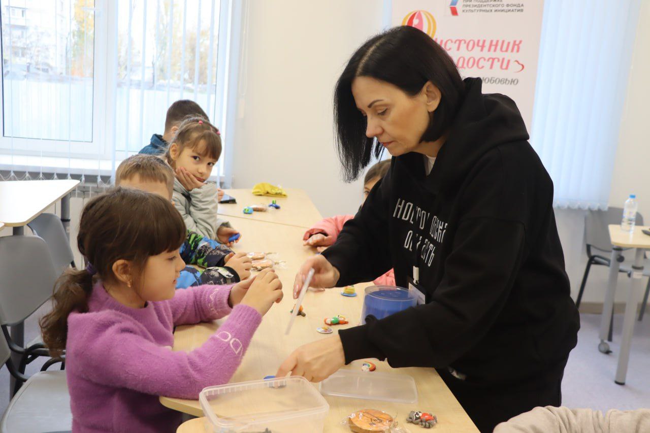 Волонтры из Великого Новгорода провели мастер-классы для детей и взрослых в Северодонецке