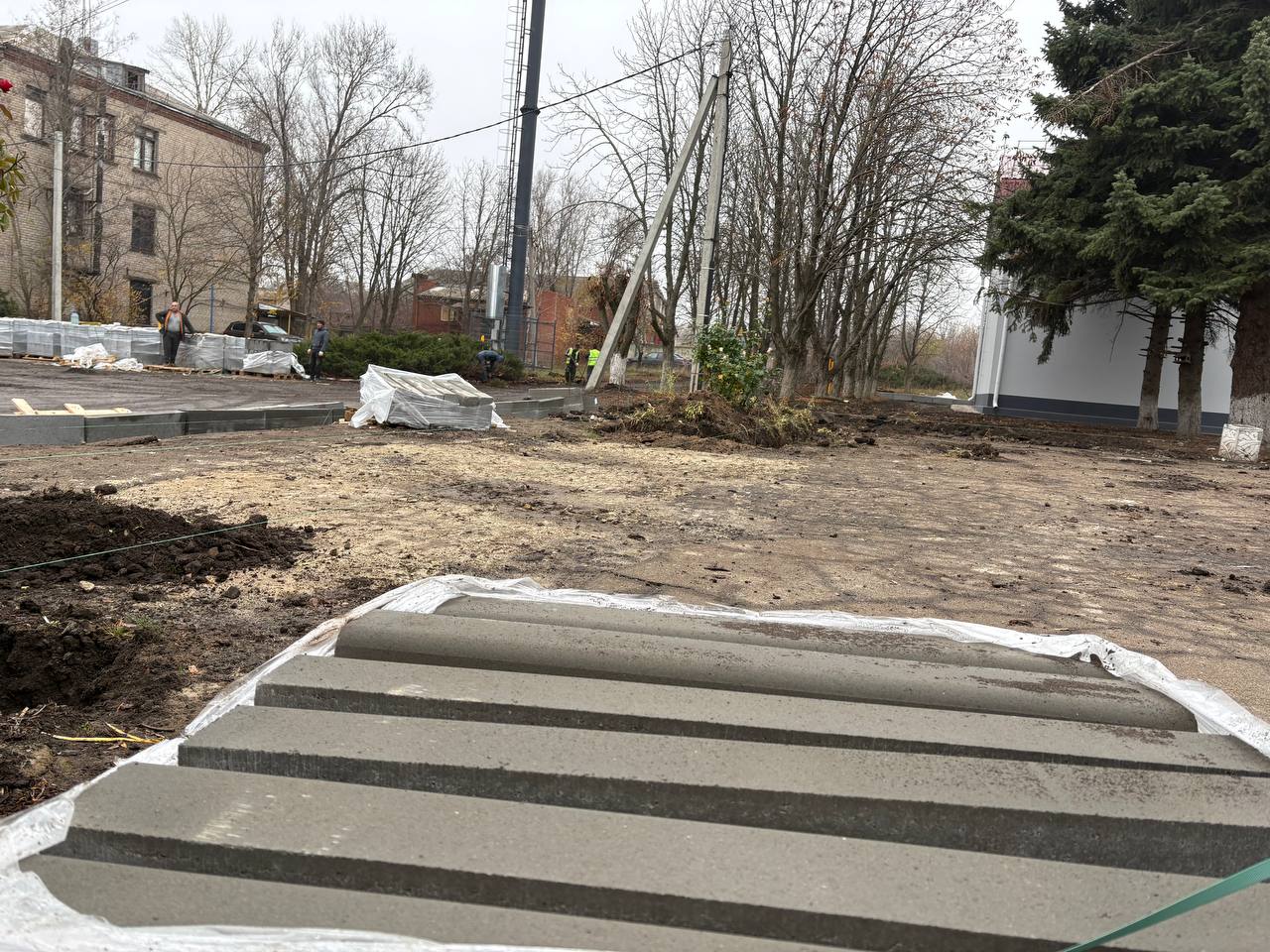 В поселке Металлист стартовали работы по благоустройству прилегающей территории к Дому культуры В поселке Металлист стартовали работы по благоустройству прилегающей территории к Дому культуры