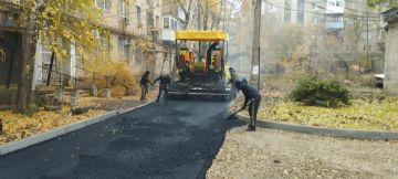 В рамках плана ремонта дорог на 2025 год специалисты МУП «Дорожно-эксплуатационное управление» продолжают работы ремонту внутриквартальной дороги по адресу: г. Краснодон, ул. Микроцентр, 1