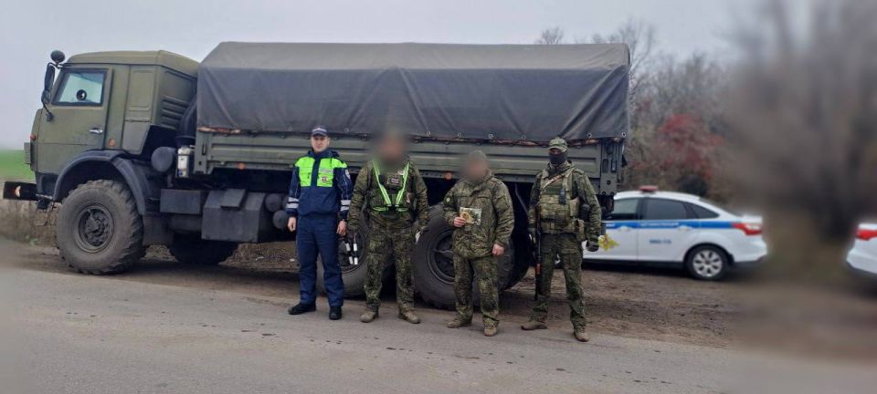 Сотрудники ОГИБДД ОМВД России «Краснодонский» совместно с ВАИ провели профилактическое мероприятие для военнослужащих Сотрудники ОГИБДД ОМВД России «Краснодонский» совместно с ВАИ провели профилактическое мероприятие для военнослужащих