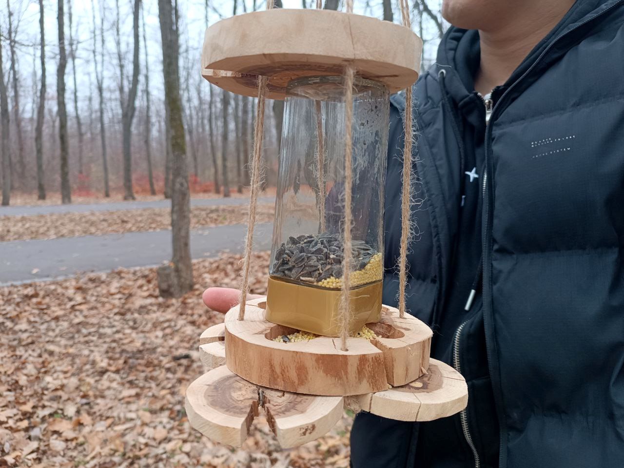 В Синичкин день сотрудники Минприроды ЛНР совместно с участниками школьного лесничества развесили кормушки для зимующих птиц В Синичкин день сотрудники Минприроды ЛНР совместно с участниками школьного лесничества развесили кормушки для зимующих птиц
