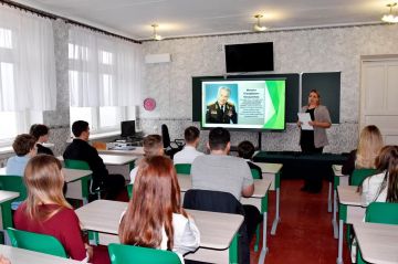 Школьники ЛНР на уроках ОБЗР используют новые макеты автомата Калашникова