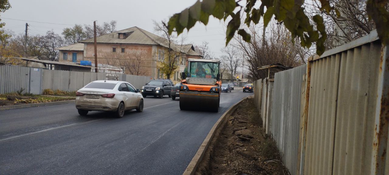 Специалисты ООО «СтройВсе» приступили к укладке асфальтового покрытия на улице Октябрьской Специалисты ООО «СтройВсе» приступили к укладке асфальтового покрытия на улице Октябрьской