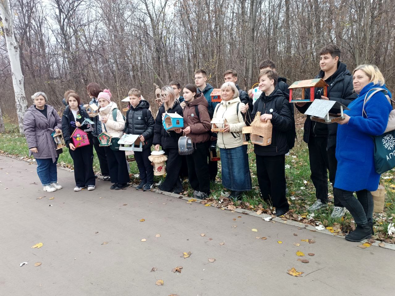 В Синичкин день сотрудники Минприроды ЛНР совместно с участниками школьного лесничества развесили кормушки для зимующих птиц
