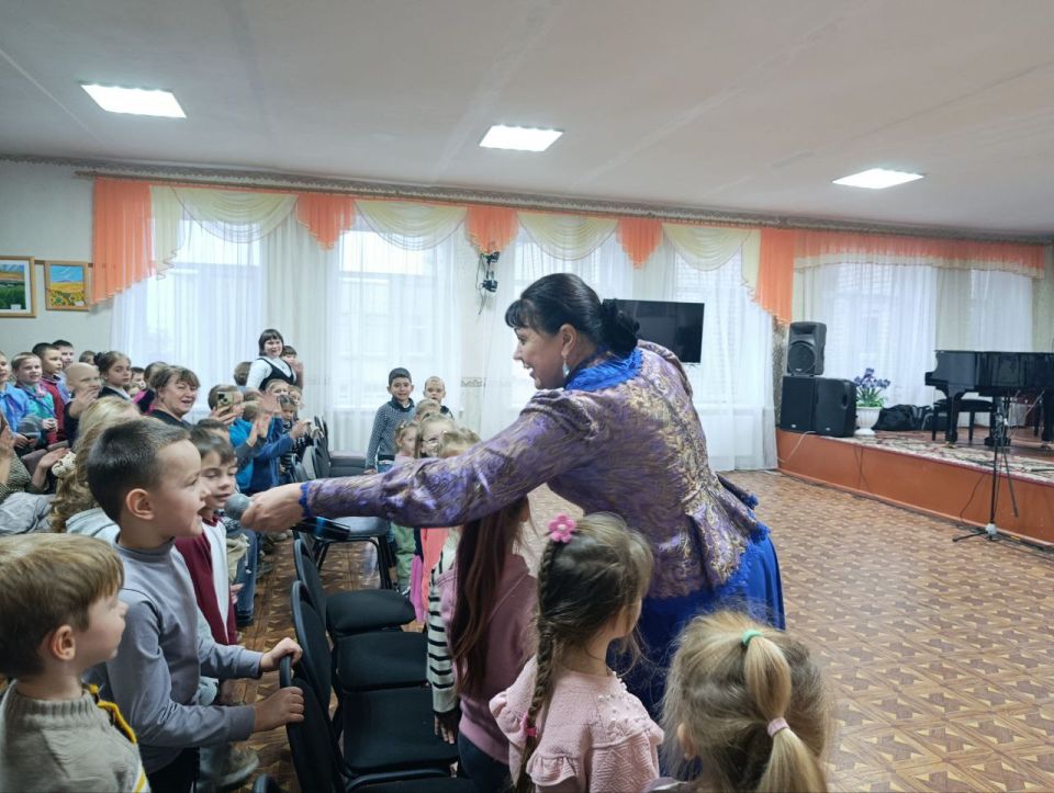 Мэтры Луганской филармонии выступили в ДШИ №4 Мэтры Луганской филармонии выступили в ДШИ №4