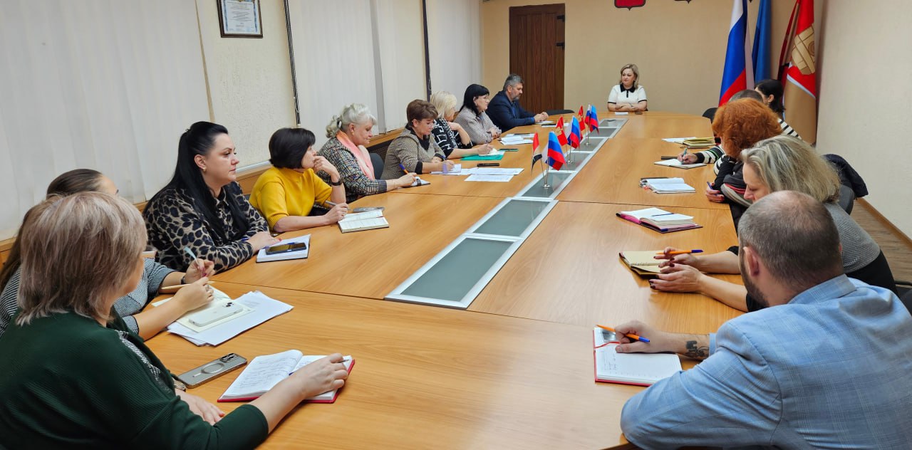 Глава городского округа город Алчевск Светлана Гребенькова провела первое заседание оргкомитета по подготовке и проведению мероприятий в новогодние и рождественские праздники