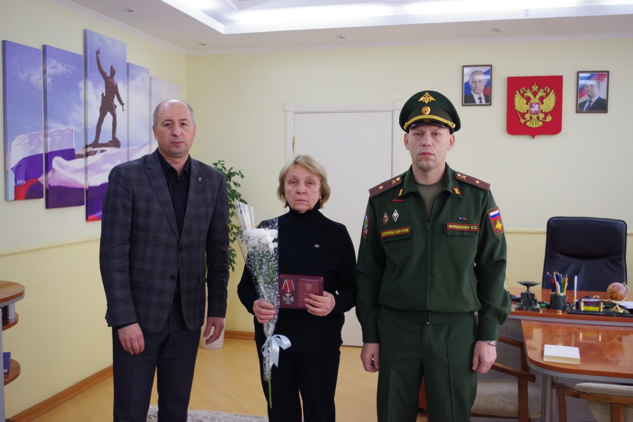 Сегодня вместе с военным комиссаром встретились с родственниками наших земляков, погибших в ходе специальной военной операции, чтобы вручить им государственные награды посмертно Сегодня вместе с военным комиссаром встретились с родственниками наших земляков, погибших в ходе специальной военной операции, чтобы вручить им государственные награды посмертно