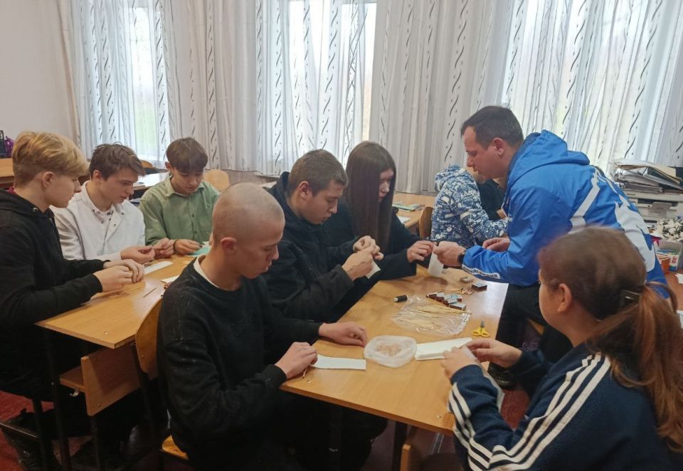 Все больше школьников Первомайска присоединяются к изготовлению помощи для фронта Все больше школьников Первомайска присоединяются к изготовлению помощи для фронта