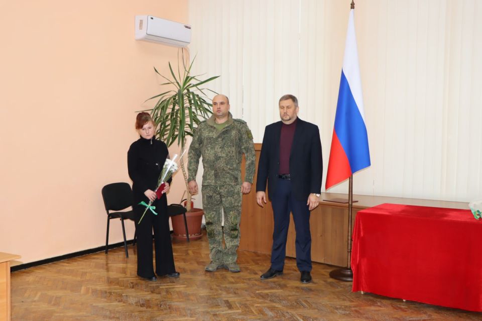 Евгений Бондарь: Совместно с военным комиссаром Лутугинского района Владимиром Петренко вручил государственные награды Российской Федерации родным военнослужащих, погибших при защите Отечества Евгений Бондарь: Совместно с военным комиссаром Лутугинского района Владимиром Петренко вручил государственные награды Российской Федерации родным военнослужащих, погибших при защите Отечества