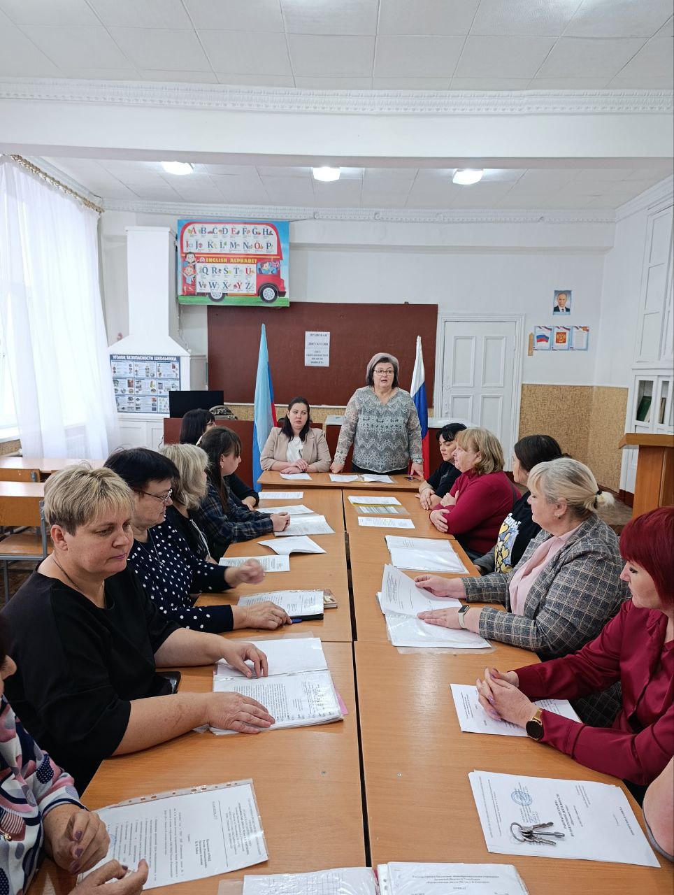 12.11.2025года в рамках общегородской акции «Забота» на базе Ровеньковской школы №2 им. А.В. Хоптенко состоялись семинар-практикум с педагогическими работниками и родителями на тему «Ребенок в правовом поле» и правовая...