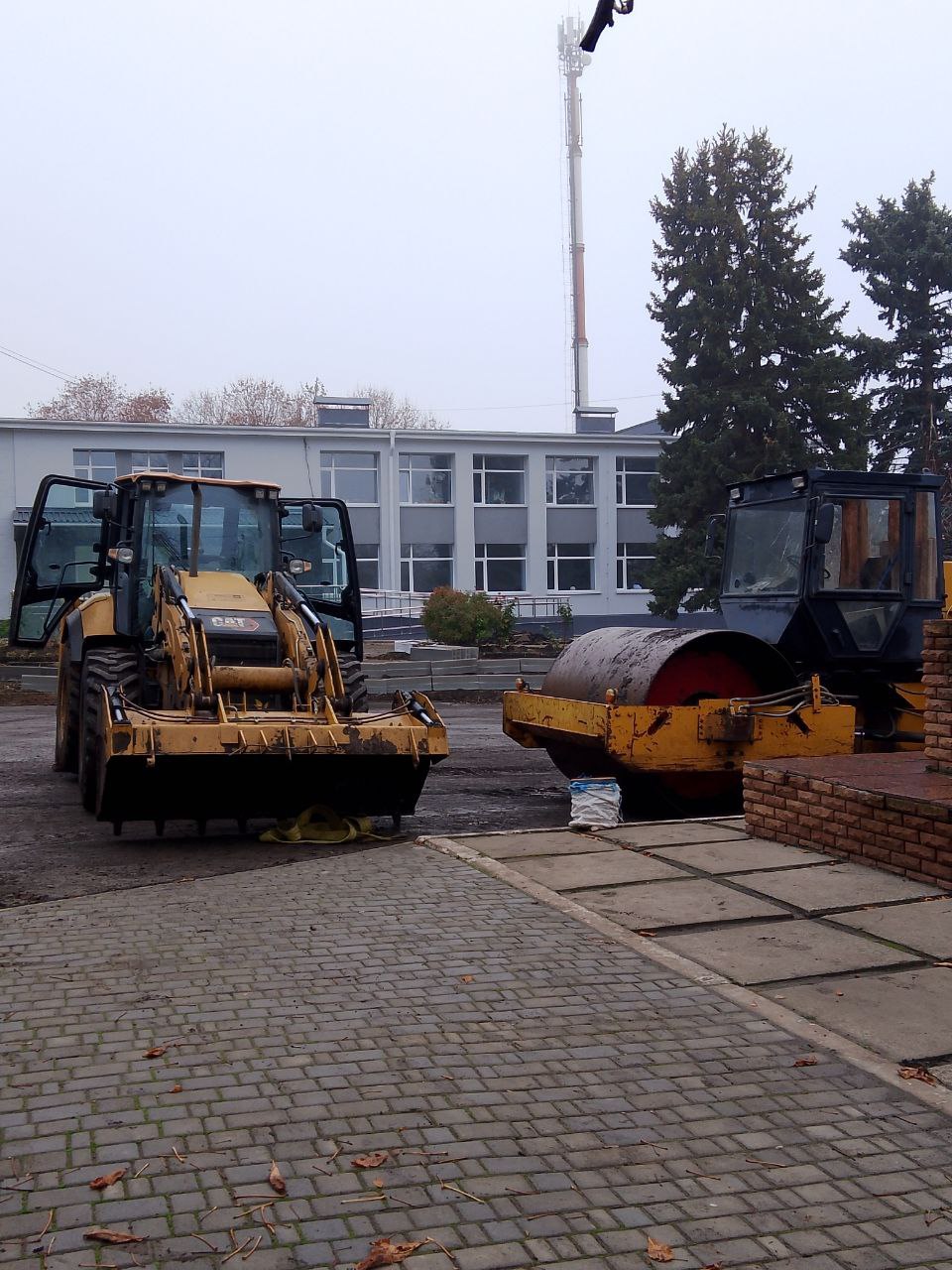 В поселке Металлист стартовали работы по благоустройству прилегающей территории к Дому культуры