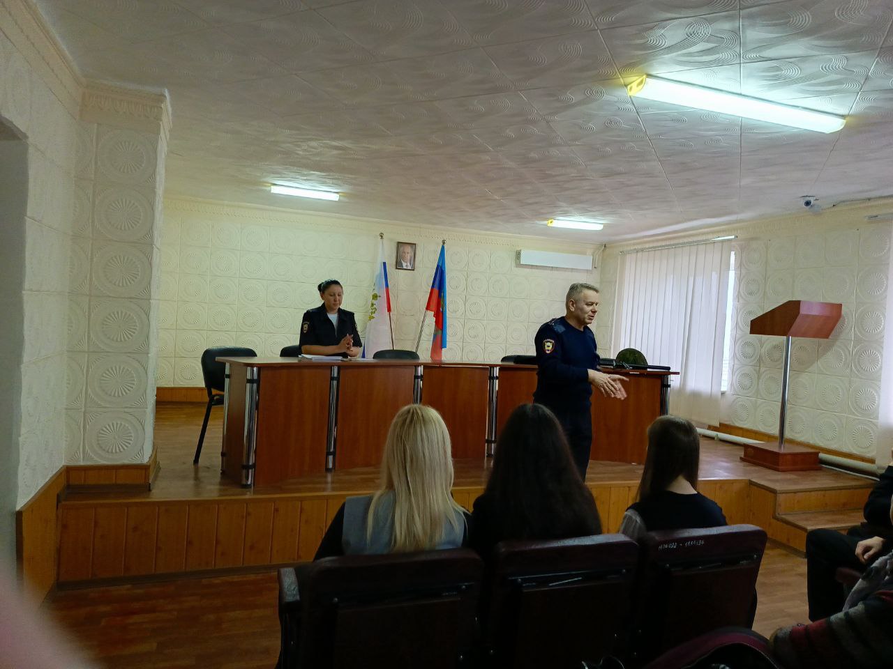 Ученики Ровеньковской школы №6 им. О.В. Анащенко, при активной поддержке местного отделения Республиканского центра занятости, совершили познавательный визит в ОМВД России "Ровеньковский" , главной целью которого стала... Ученики Ровеньковской школы №6 им. О.В. Анащенко, при активной поддержке местного отделения Республиканского центра занятости, совершили познавательный визит в ОМВД России "Ровеньковский" , главной целью которого стала...