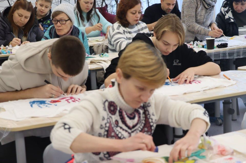 Волонтры из Великого Новгорода провели мастер-классы для детей и взрослых в Северодонецке Волонтры из Великого Новгорода провели мастер-классы для детей и взрослых в Северодонецке