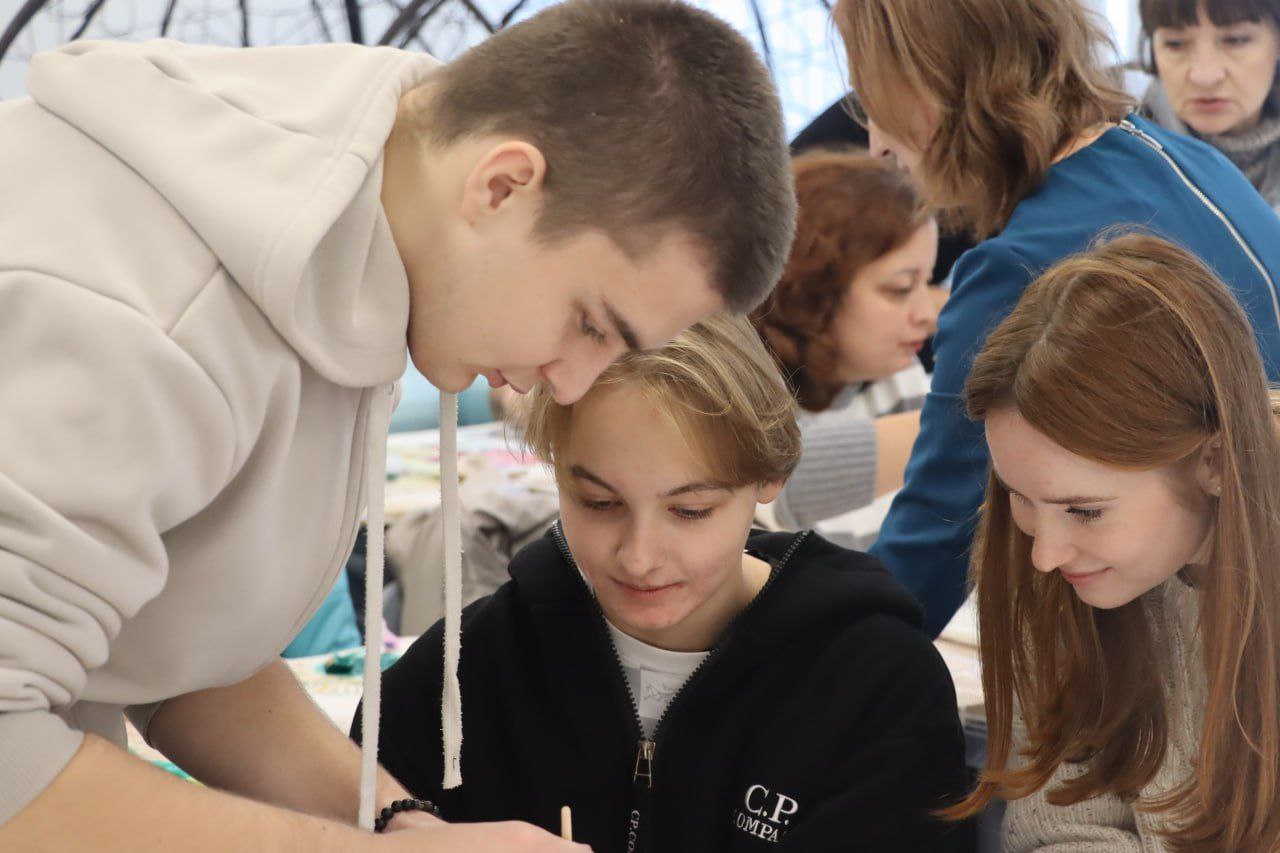 Волонтры из Великого Новгорода провели мастер-классы для детей и взрослых в Северодонецке Волонтры из Великого Новгорода провели мастер-классы для детей и взрослых в Северодонецке